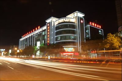 大楼夜景-蚌埠市第三人民医院烧伤整形科-无忧