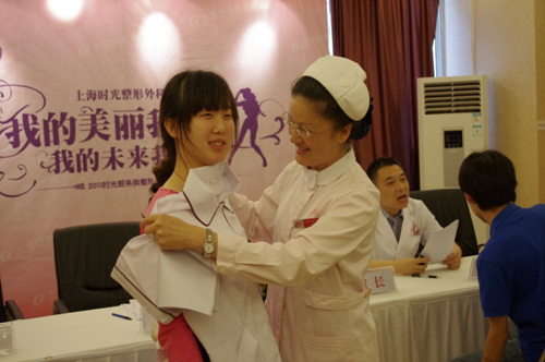 护士长为录取的同学试护士服