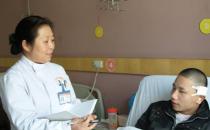 武汉民生医院医生正在询问患者术后恢复情况