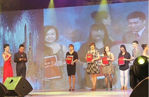 海峡整形美容代表吴西小姐在世界小姐颁奖礼上领奖