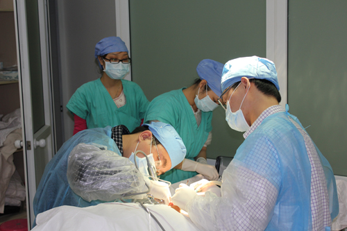 广州海峡口腔中心周显峰在为缺牙保安进行安恒种植手术中
