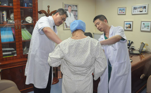 术后一周，曙光医生张元龙、刘杰伟为杨女士乳房恢复检查