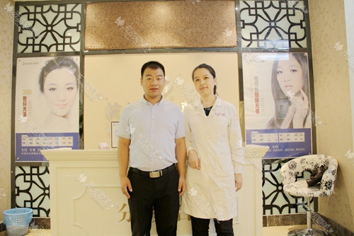 无忧爱美网刘总监（左）和杭州东方整形医院翁主任（右）合影