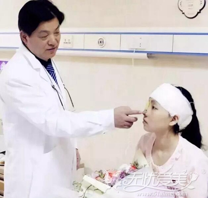 上海伊莱美隆鼻医生江华看望失鼻妈妈