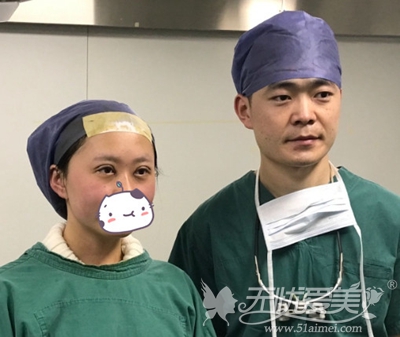 在上海华美做双眼皮手术后和佀同帅医生合照