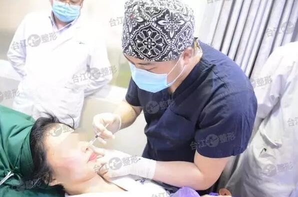 福州台江明星整形项目V-line童颜手术，袁主任亲自为她进行左脸注射