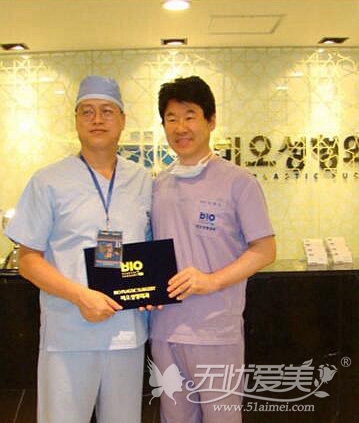 韩国整形美容医师柳昌旭为张建文颁发荣誉证书