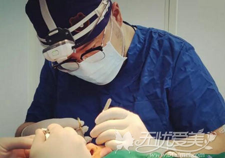 广州名韩 医生给顾客做去眼袋手术