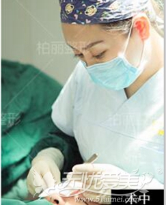 北京柏丽做双眼皮修复手术中