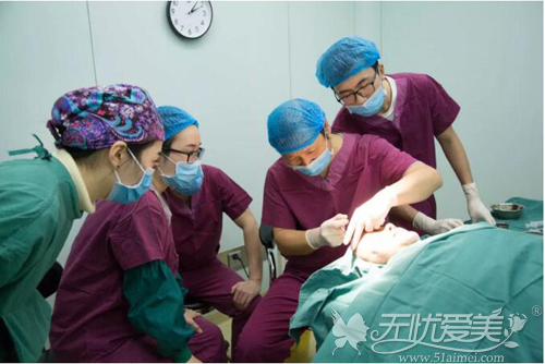 张敏院长正在手术室为求美者做美容手术