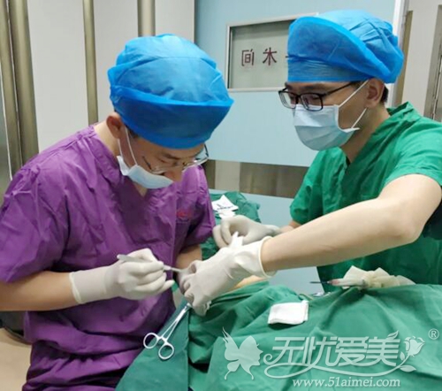 广州紫馨医生给顾客做极速美眼手术