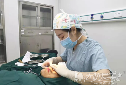 画美整形邹焕妮医生做祛眼袋双眼皮手术过程