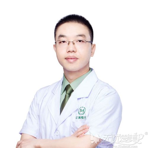 重庆章小平隆鼻怎么样就看他如何辟谣肋骨鼻一个月丑说法