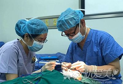 范志宏医生正在做双眼皮手术