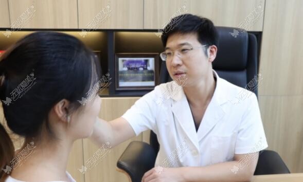 潍坊天宏刘仕龙主任给顾客面诊设计双眼皮