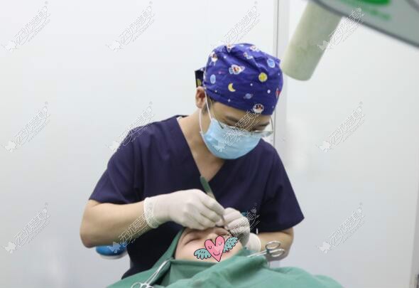  刘仕龙医生给顾客做双眼皮手术中