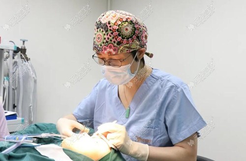 做双眼皮手术中的杨连华医生